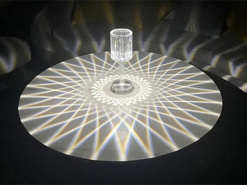 Nowoczesna lampka nocna RGB z pilotem - twój klucz do komfortu i magii