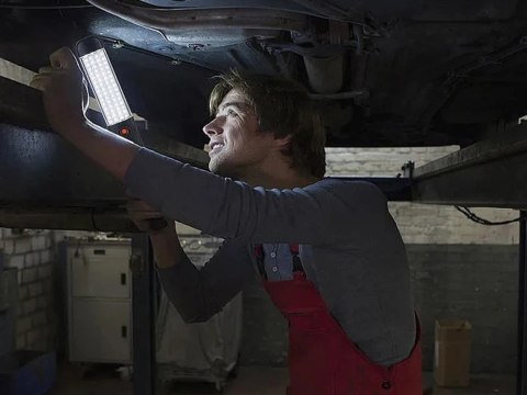 Nowoczesna latarka LED z akumulatorem i magnesem dla każdego