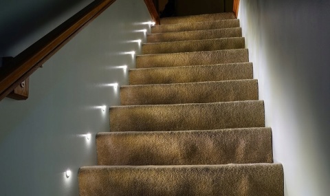 Nowoczesna lampka LED z czujnikiem ruchu do każdego wnętrza