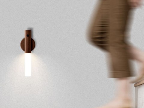 Nowoczesna lampka naścienna LED z czujnikiem ruchu i uchwytem na magnes