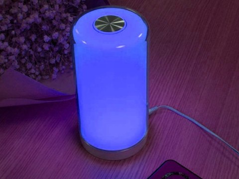 Nowoczesna lampka LED z dotykowym włączaniem i regulacją jasności