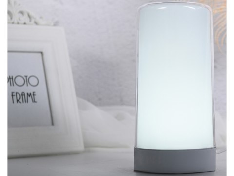 Nowoczesna lampka LED z dotykowym włączaniem i regulacją jasności