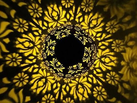 LAMPION SOLARNY LED W STYLU RETRO DLA ODDYCHAJĄCEJ ATMOSFERY TWOJEGO OGRODU