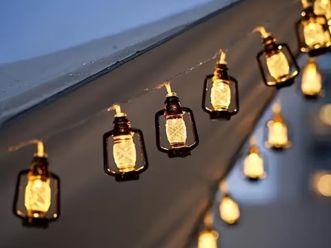 LAMPIONY SOLARNE LED: IDEALNE OŚWIETLENIE NA TARAS I BALKON