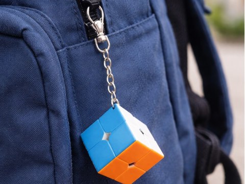 Oto szczegółowy opis produktu, zgodny z podanymi zasadami:

Świetna mini kostka logiczna 2x2 - doskonała zabawa i antystresowy g