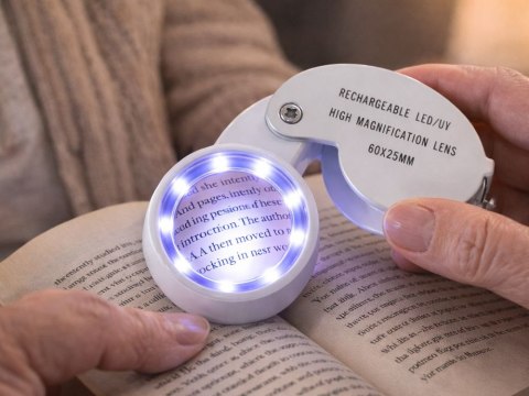 Nowoczesna lupa z oświetleniem LED dla entuzjastów detali