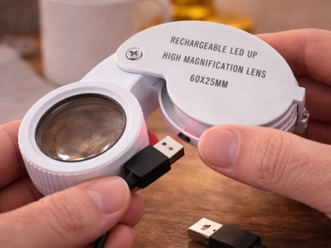 Nowoczesna lupa z oświetleniem LED dla entuzjastów detali