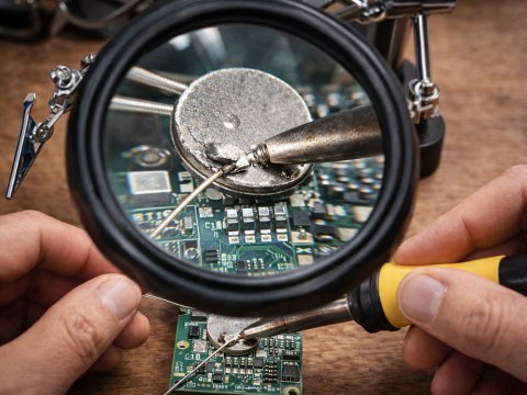 Trzecia Ręka - Uchwyt do Lutowania z Lupa i Podświetleniem LED