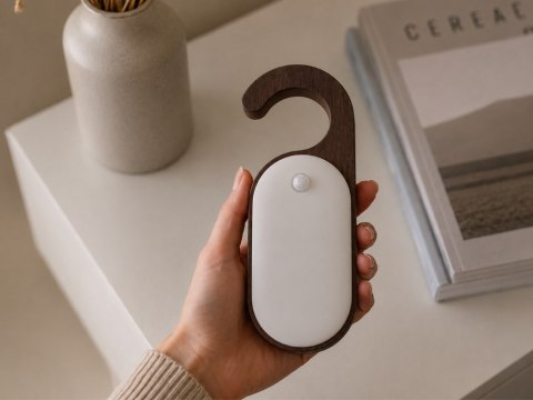 Nowoczesna lampka LED z czujnikiem ruchu dla każdego domu